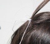 1. Sélectionner une mèche de cheveux à l'arrière du crâne (au dessus de la nuque). Elle doit représenter une centaine de cheveux environ, c'est à dire la largeur d'un crayon de papier. Nouer cette mèche à l'aide d'une cordelette à 1 cm du cuir chevelu.